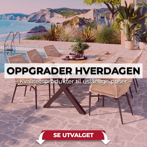trådstoler i natur beige farge ved siden av et bord med fin utsikt