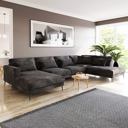 Svart hjørnesofa i gråtonet stue med panoramautstikt