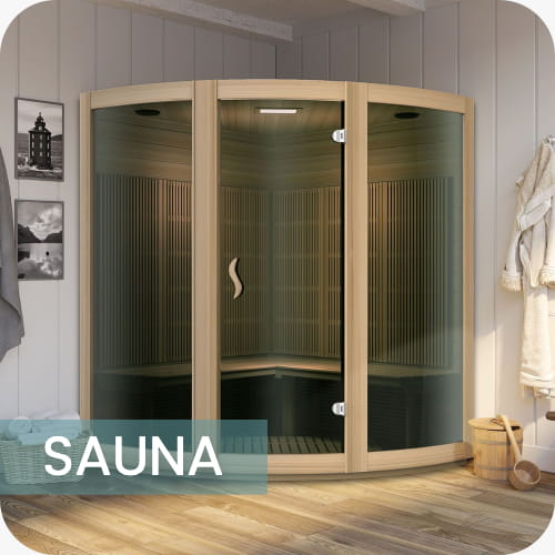 Stor hjørne sauna med panoramautsikt, sotet glass. Står i en stue med eikfarget gulv.