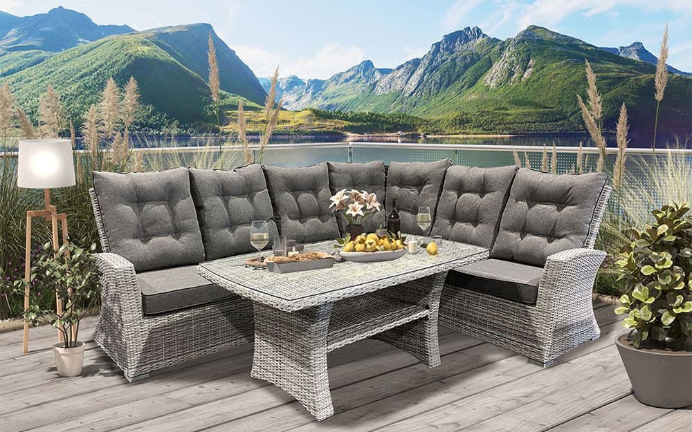 Flott hjørnesofa med bord i gråmix rotting, med fjord og fjell i bakgrunnen
