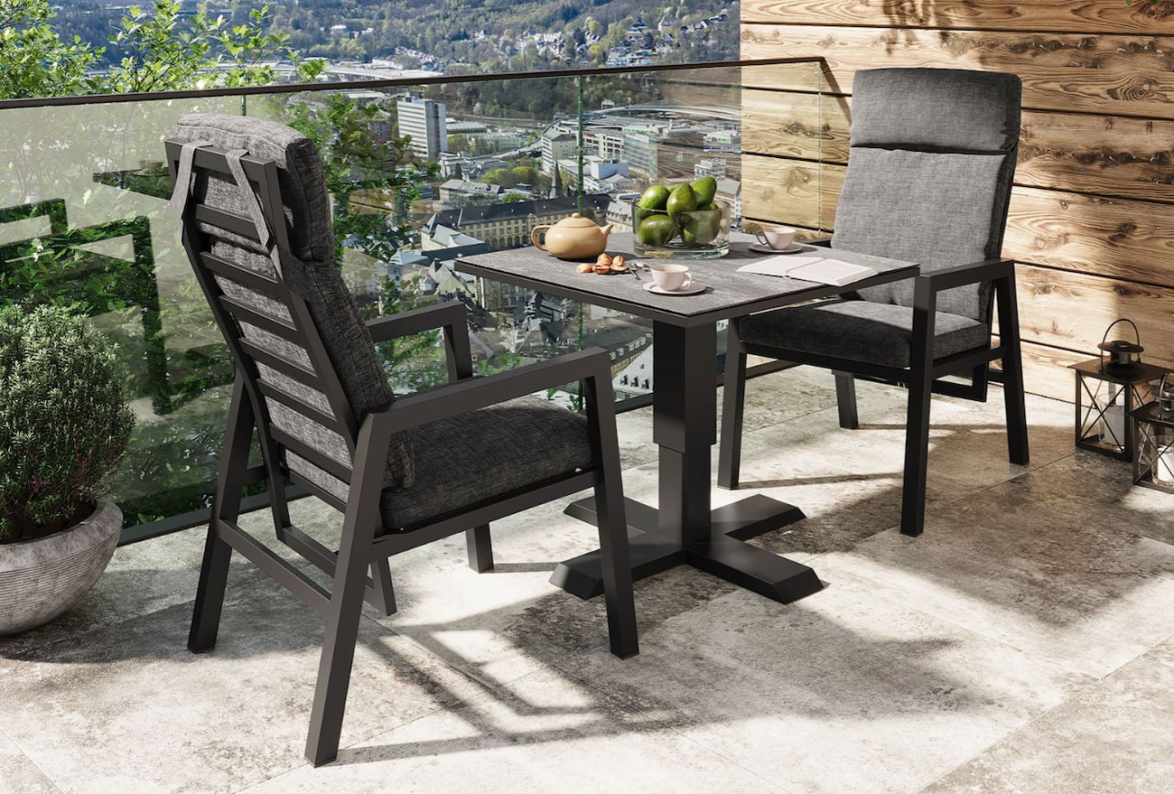 Avbildet: Jamaica balkongsett med 2 reclinerstoler med hev/senk bord 80x80 cm i antrasitt aluminium