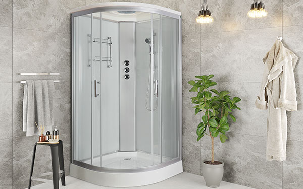 Plassmarte dusjkabinetter med skyvedører
