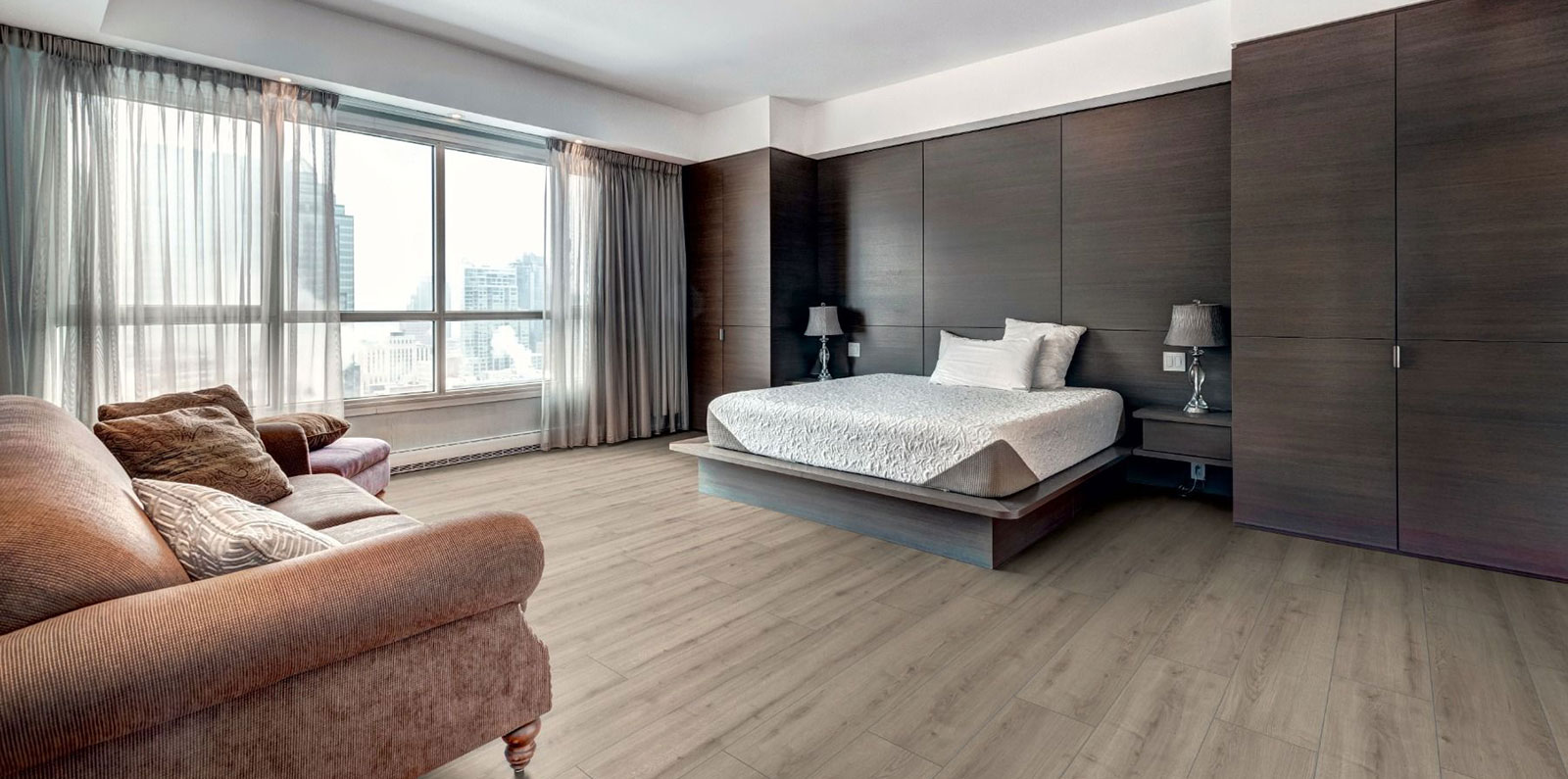 Et lyst soverom med naturtro eike-laminat.