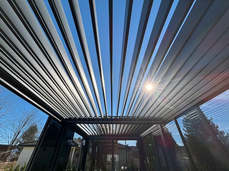 Pergola taklameller Taklamellene kan enkelt åpnes og lukkes, her åpen