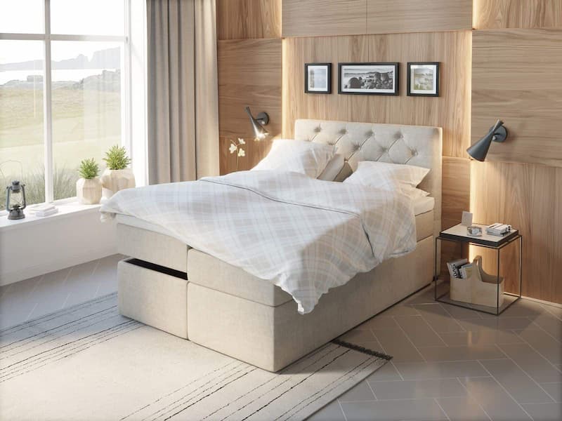 Sand-farget regulerbare seng i et flott soverom med elegant trepanel bak sengen